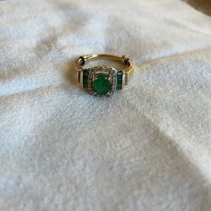 Yellow gold ring with emeralds